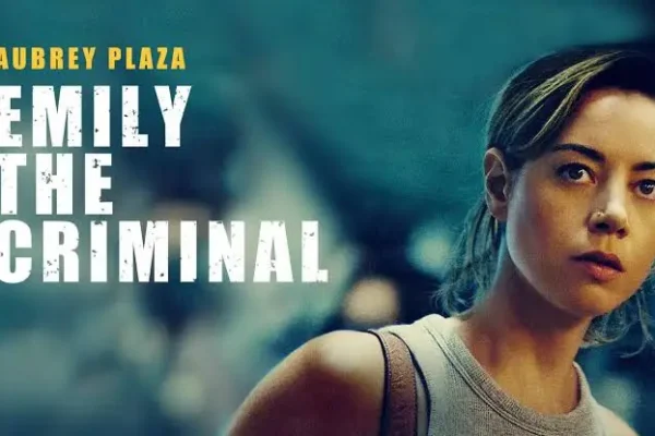 Poster de la película 'Emily la estafadora' (Emily the Criminal) con Audrey Plaza